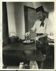 1980 Press Photo Chef Stuart Cumming cooking in kitchen of his Florida home