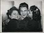 1945 Press Photo Ft Sheridan Ill Pfc Leonard Kovel, mom Mrs Lena Kovel & sister