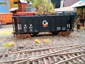 HO Atlas Covered Hopper Guilford Boston & Maine New Partly Weathered