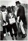 1996 Press Photo Baseball player Mo Vaughn talks to kids in Boston - lra37931