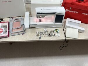 Husqvarna Viking Designer SE Sewing, Quilting, and Embroidery Machine USB Port