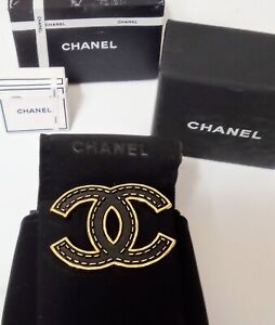 Authentic Chanel Black Textured Leather CC Logo 18ct gp Brooch-B23 Made In Italy