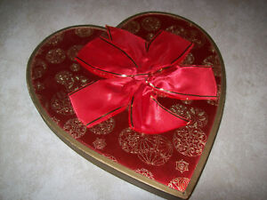 Vintage Brach’s Valentine heart-shaped red foil candy box with gold trim-10