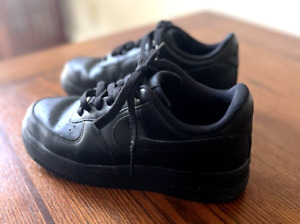 Nike Air Force 1 Women's Size 7.5 Black Leather Low Sneakers 315115-038
