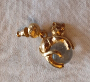 Vng 1 Jelly Belly Kitty sitting on the clear ball. Only 1 earring