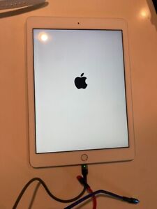Apple iPad 6th Gen. 32GB, Wi-Fi, 9.7in - Silver, Great Condition w/ Otterbox
