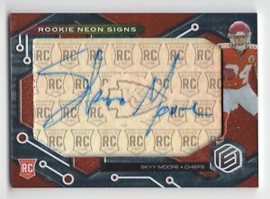 2022 Panini Elements Skyy Moore Rookie Neon Signs Patch Gold Auto /25 Chiefs