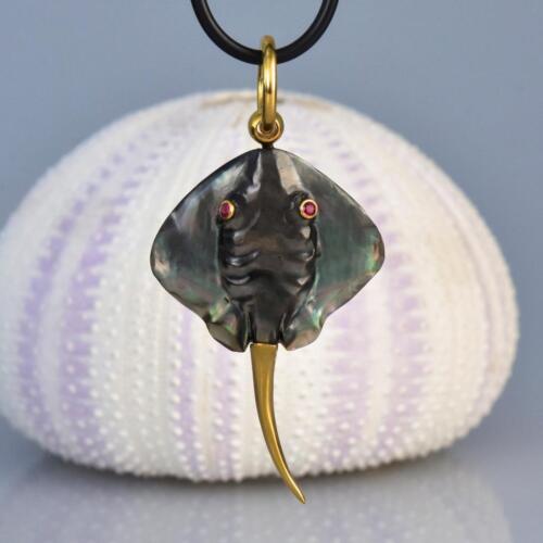 Stingray Pendant Mother-of-Pearl Gold Vermeil Sterling Silver Ruby Eyes 5.98g