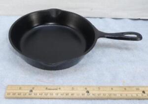 Vintage Cast Iron Skillet No. 5  w/ Heat Ring Unmarked Possibly Vollrath !
