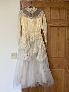 1955 vintage lace wedding dress, 2 layers of tulle, long sleeve, excellent cond.