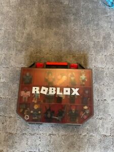Roblox toy set! Comes with little roblox chacters!