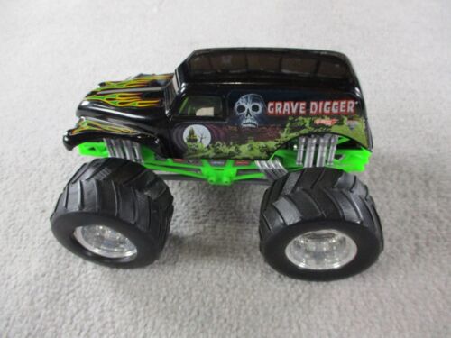 Gravedigger Monster Truck Hot Wheels 1:24 Scale 2004 Green Black Vintage